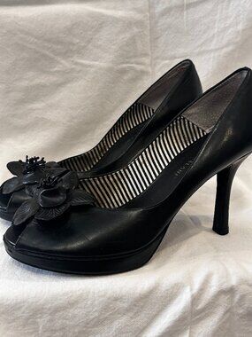 Black Platform Heels Peep Toe Flower Antonio Melani sz. 8.5 GUC